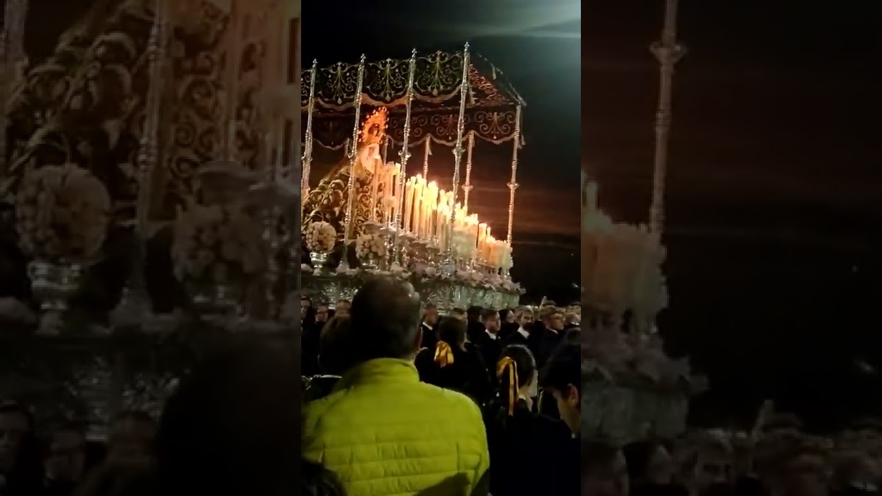 V E R G U E N Z A. La virgen de la soledad entra en Santa Nonia a ritmo de Moliendo café