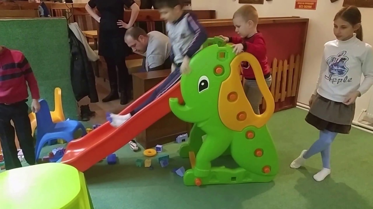 Детский уголок в кафе. Дети веселятся. / A children's corner in a cafe. Children have fun.