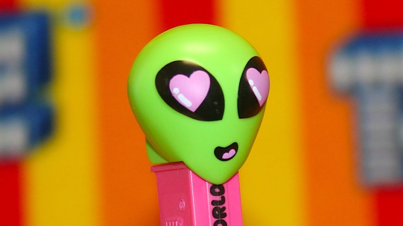 Диспенсер Pez в виде инопланетянина ко Дню святого Валентина