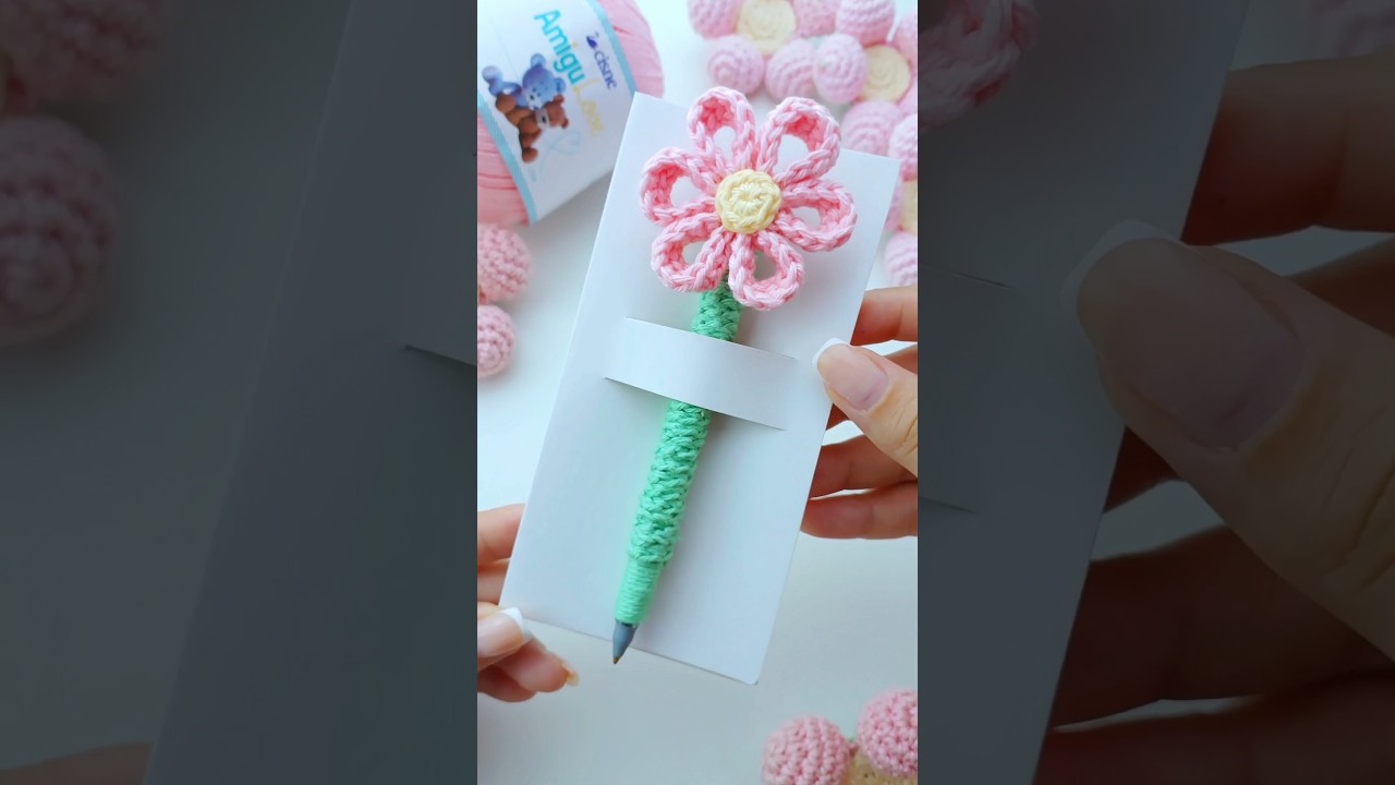 Caneta em croch&ecirc; 🌸 #diy #crochet #amigurumi #canetaspersonalizadas #caneta #passoapasso