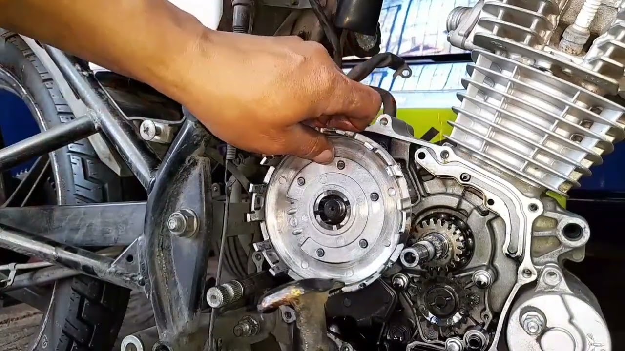 SACAR  EMBRAGUE DE HONDA  CB125CC 