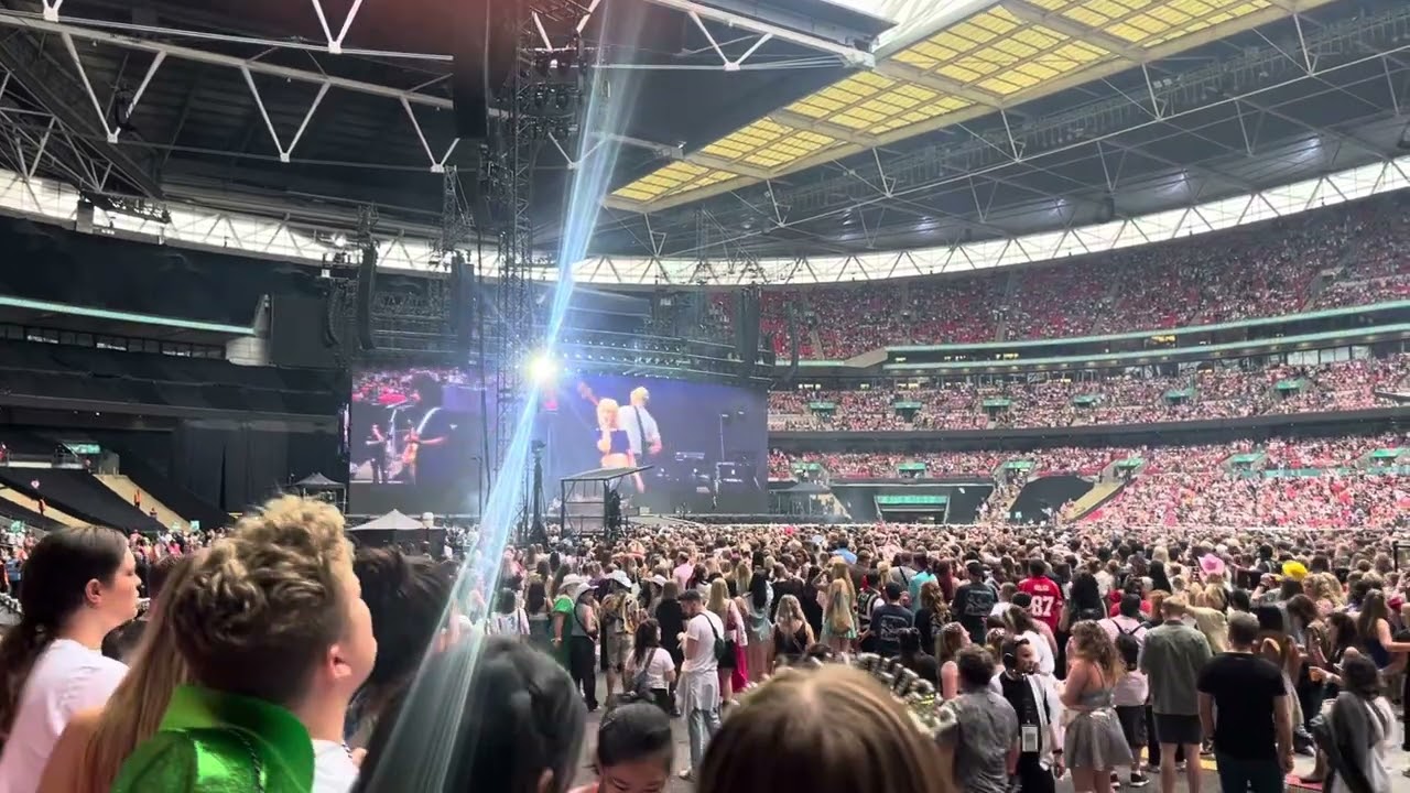 Paramore - Misery Business (Live in Wembley - London Eras Tour N4 August 15th)