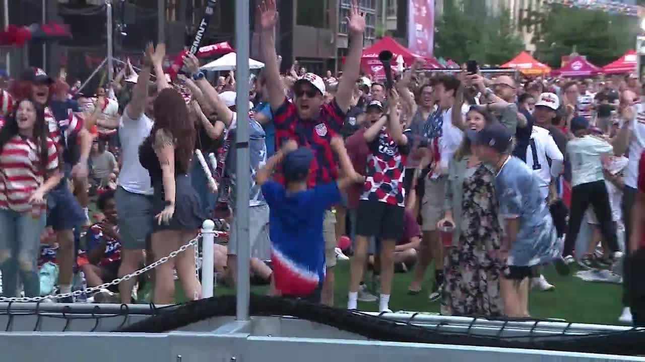 Сотни людей собрались в центре Денвера для просмотра первого матча сборной США на Чемпионате мира