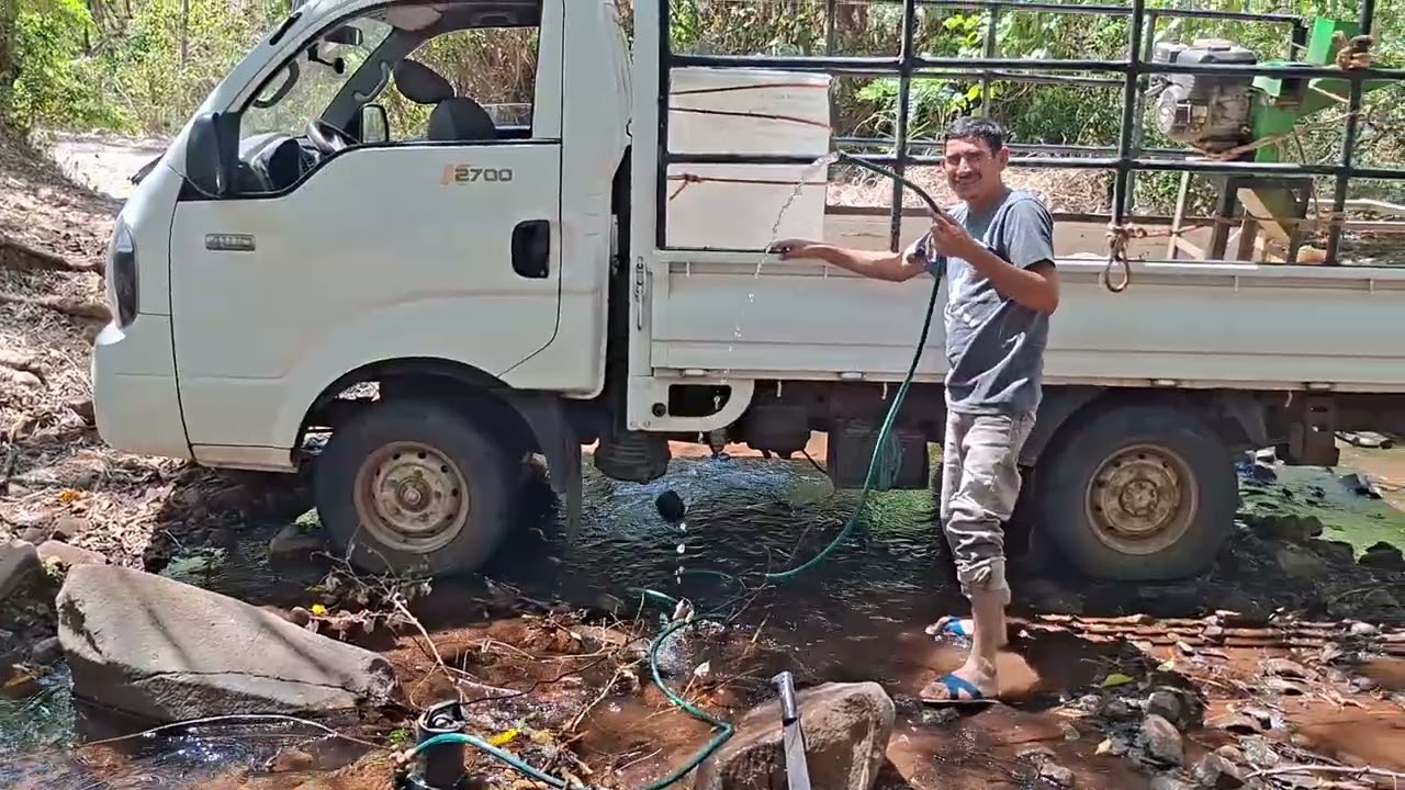 VAMOS A LLEVAR AGUA DEL RIO A LAS VACAS