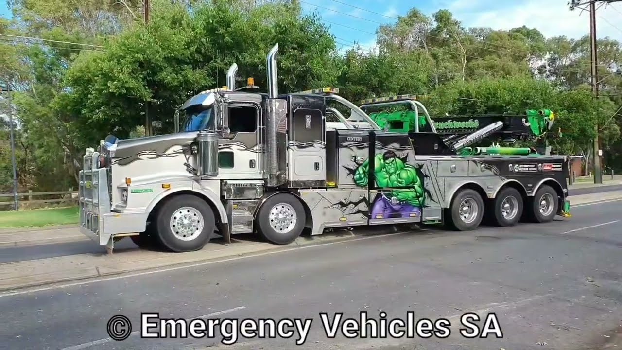 Isuzu truck rollover 5: Kenworth T659 rotator moves into position