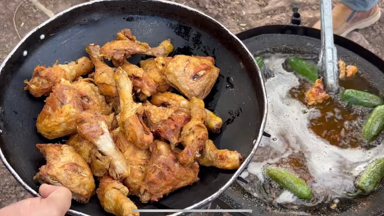 De ruta con los cuates de la nueve pollo frito en su árbol de Mezquite en el campo