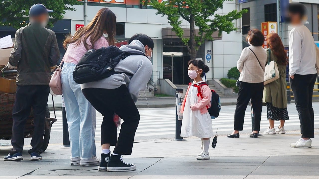 ENG) 아이가 횡단보도를 건너는 방법 How a little girl crosses a crosswalk 사회 실험