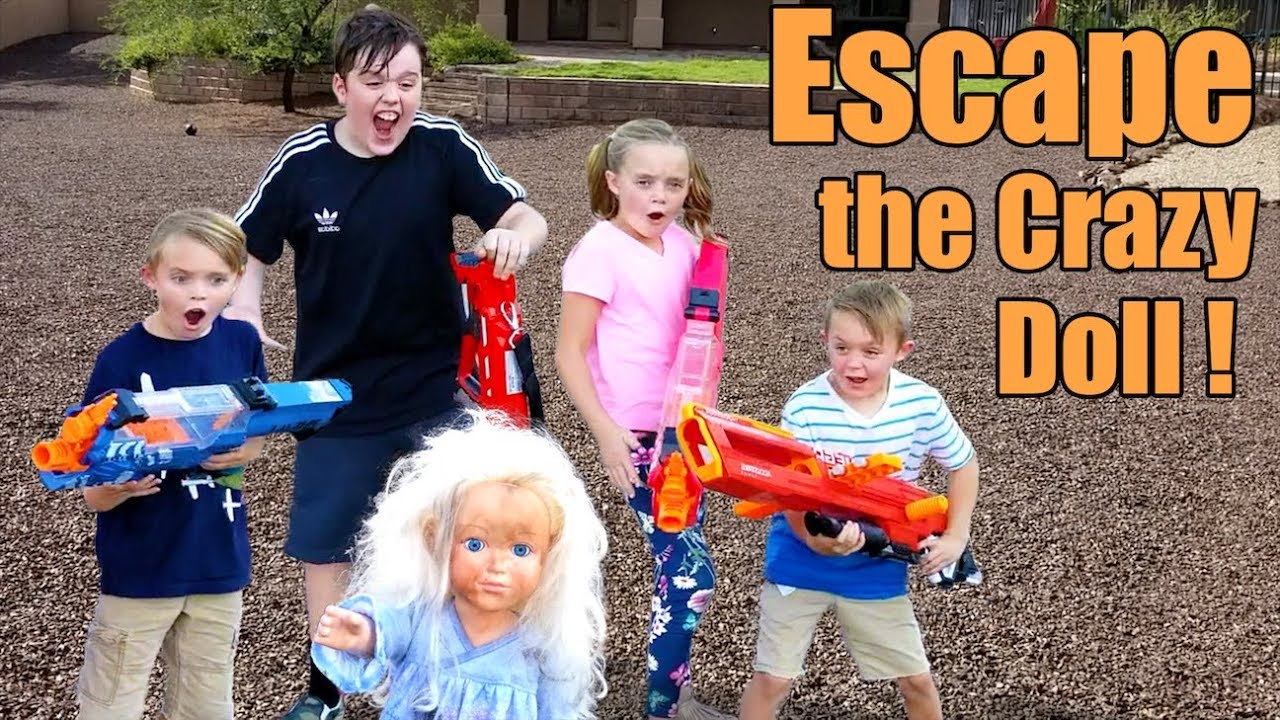 Сбегите от сумасшедшей куклы! Приключение Sneak Attack Nerf с Итаном и Коулом, Extreme Toys TV!