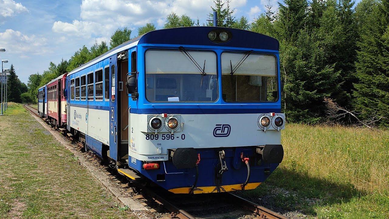 Os 26805(T8) Moldava v Krušných horách - Most.s dvěma motorovými vozy 810 s připojeným vozem Btax780
