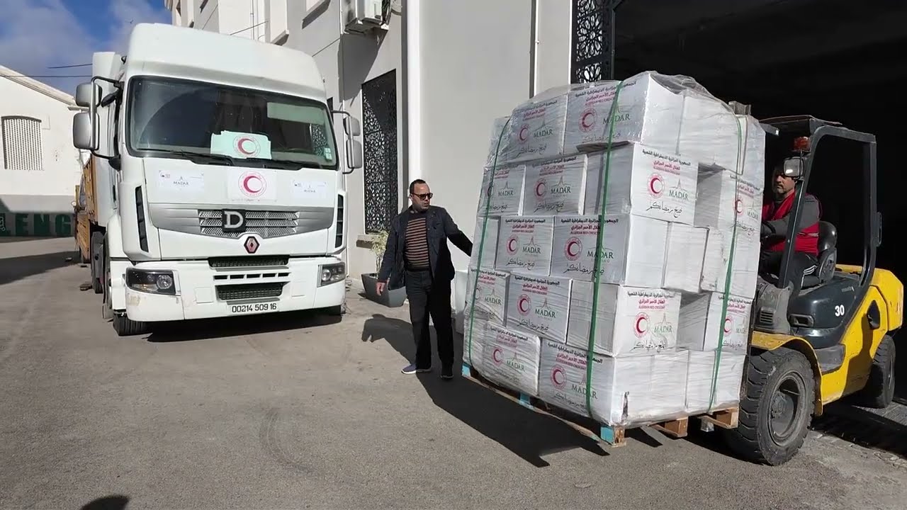 مدار القابضة توزع نحو 10 آلاف قفة رمضانية عبر عدة ولايات بالشراكة مع الهلال الأحمر الجزائري