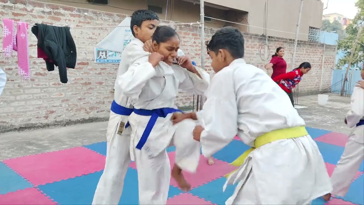  बेटियों को बचाने का सही तरीका 😱Road fight self defence technique 