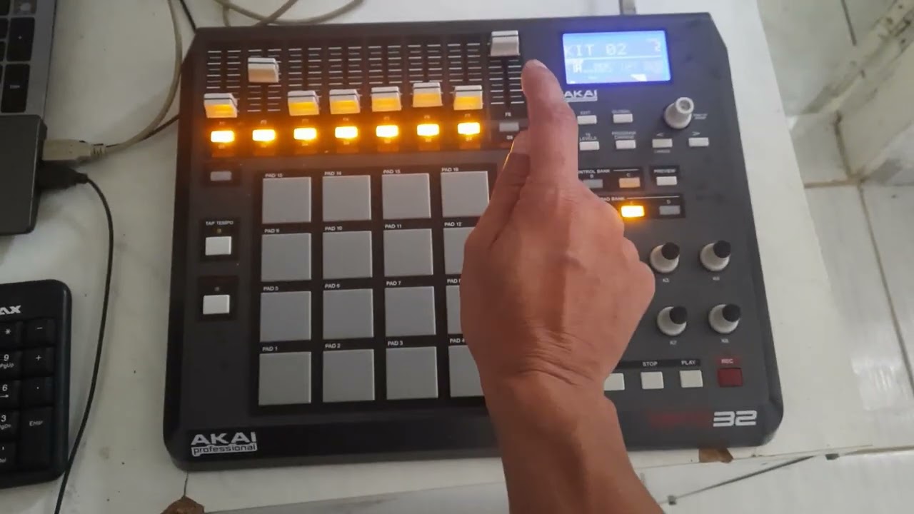 Tutorial de como Repicar na AKAI MPD 32 Pra quem gosta de tocar pra MC. FUNK