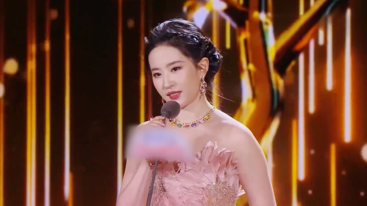 【#2025电视剧品质盛典 刘亦菲】#刘亦菲  摘取“年度卓越品质之星”的品质硕果，胡歌送上真挚祝福！｜#2025电视剧品质盛典 ｜#刘亦菲｜#胡歌