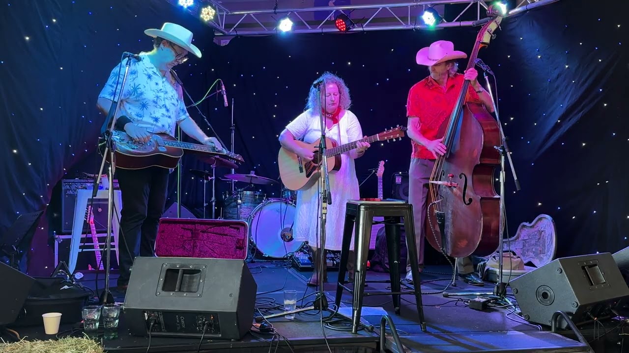 The Cartwheels are Golden Guitar winners Wendy Phypers & Dave Patterson.video 10 Tamworth country 