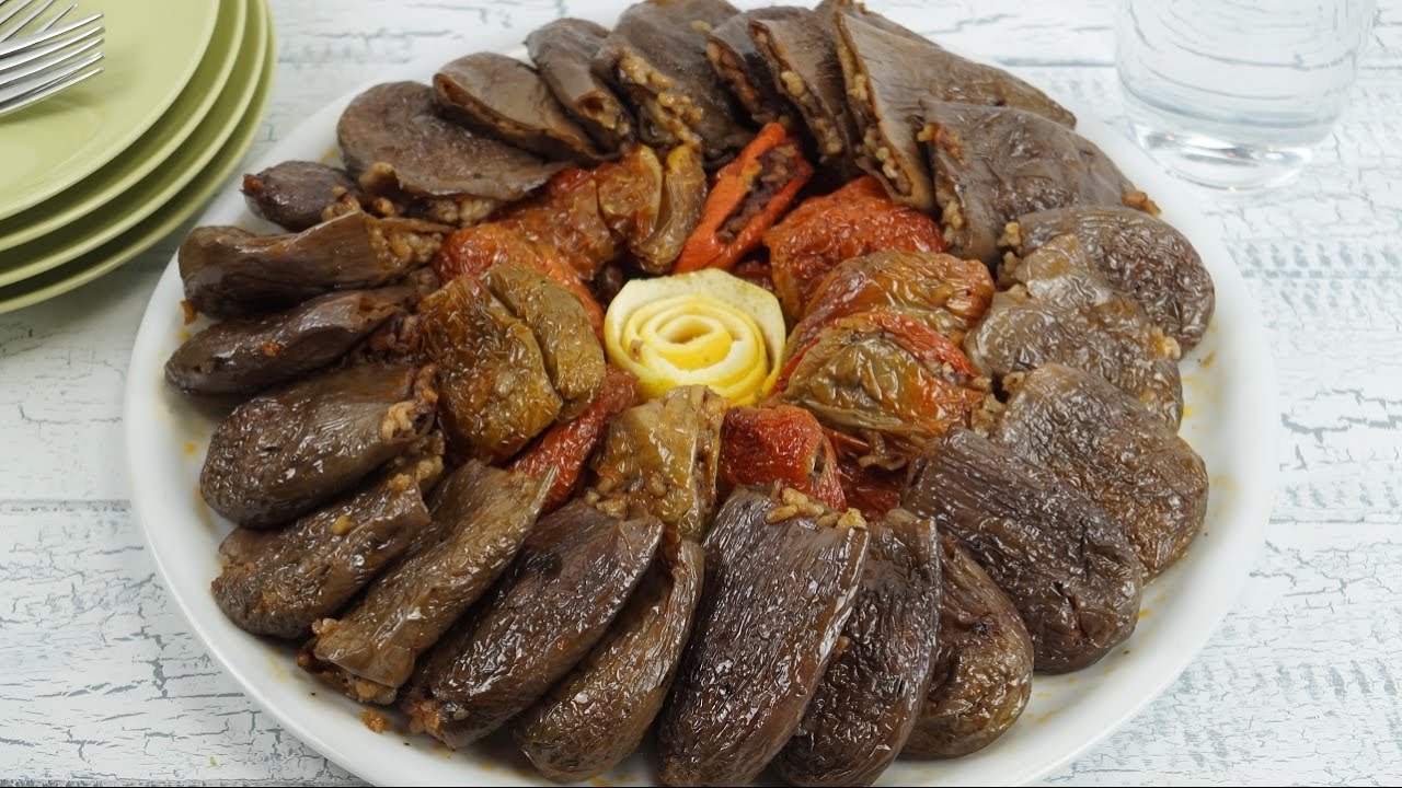 Kuru Patlican ve Biber Dolmasi Tarifi (Getrocknete Auberginen mit Reisfüllung)