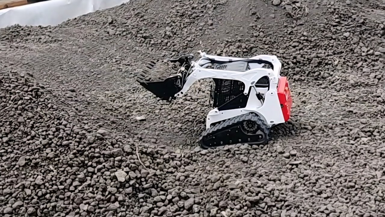 The small but mighty Lesu LT5, 1/14 scale, tracked skidloader!
