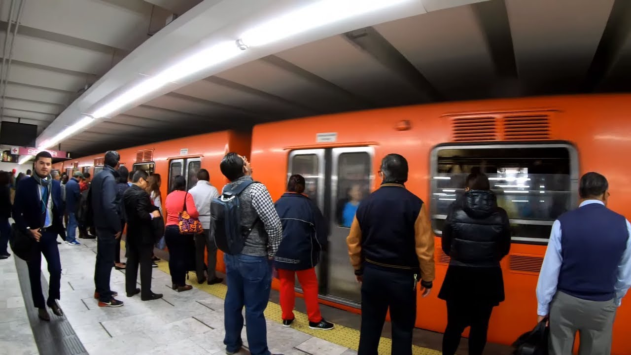 New Yorker tries the Mexico City CDMX Metro for the First Time POV : No A/C, Hot and Uncomfortable