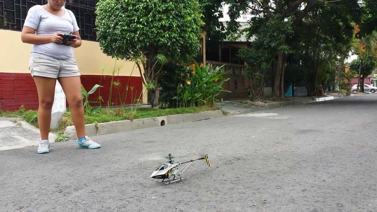 Probando helicóptero de control remoto Syma F1