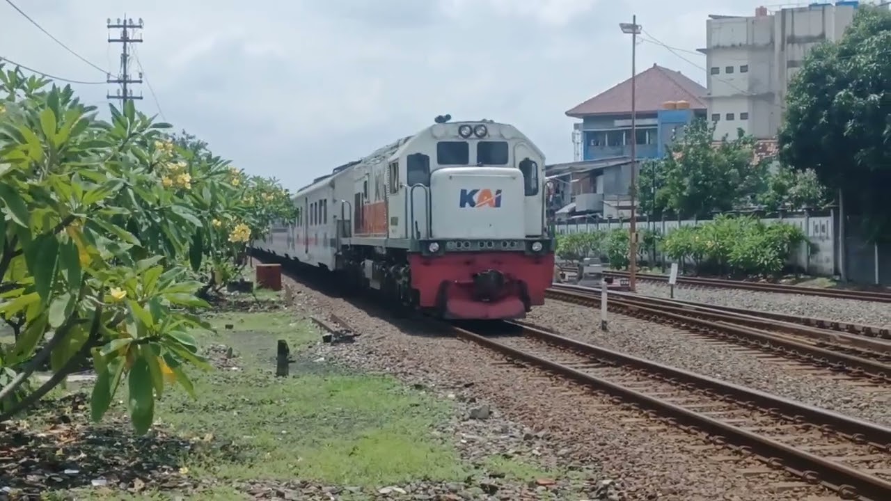 KA Tawang Jaya Premium melewati Stasiun Semarang Poncol (Area DAOP 4 Semarang) #kai 