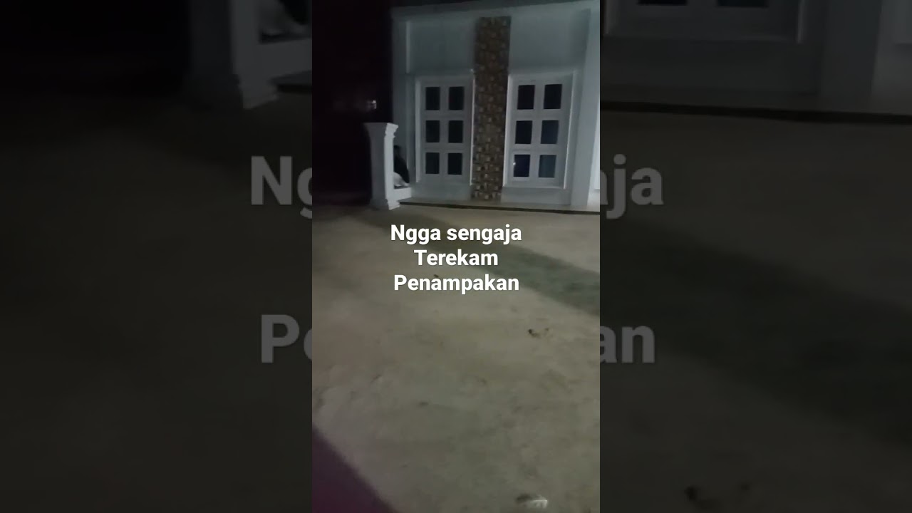 penampakn terekam jelas di depan ruko yang sepi
