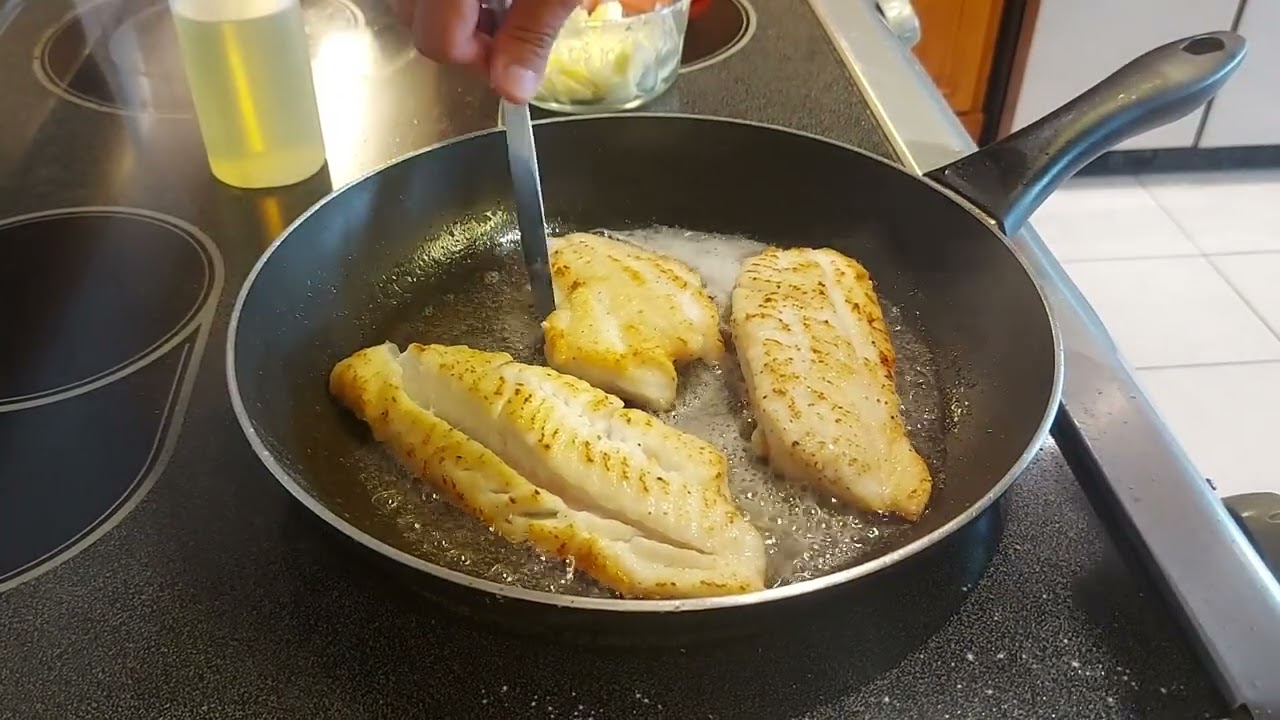 Обжаренные на сковороде треска, пикша и палтус, как положено.