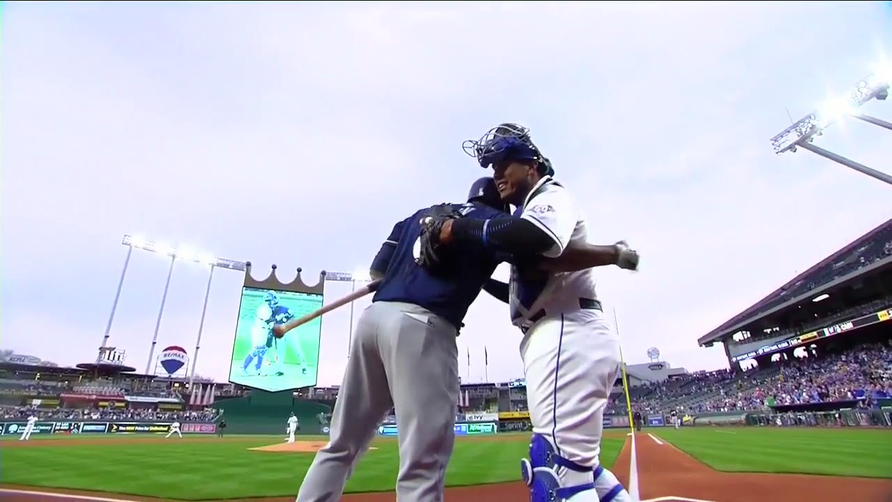 Royals fans welcome back Lorenzo Cain