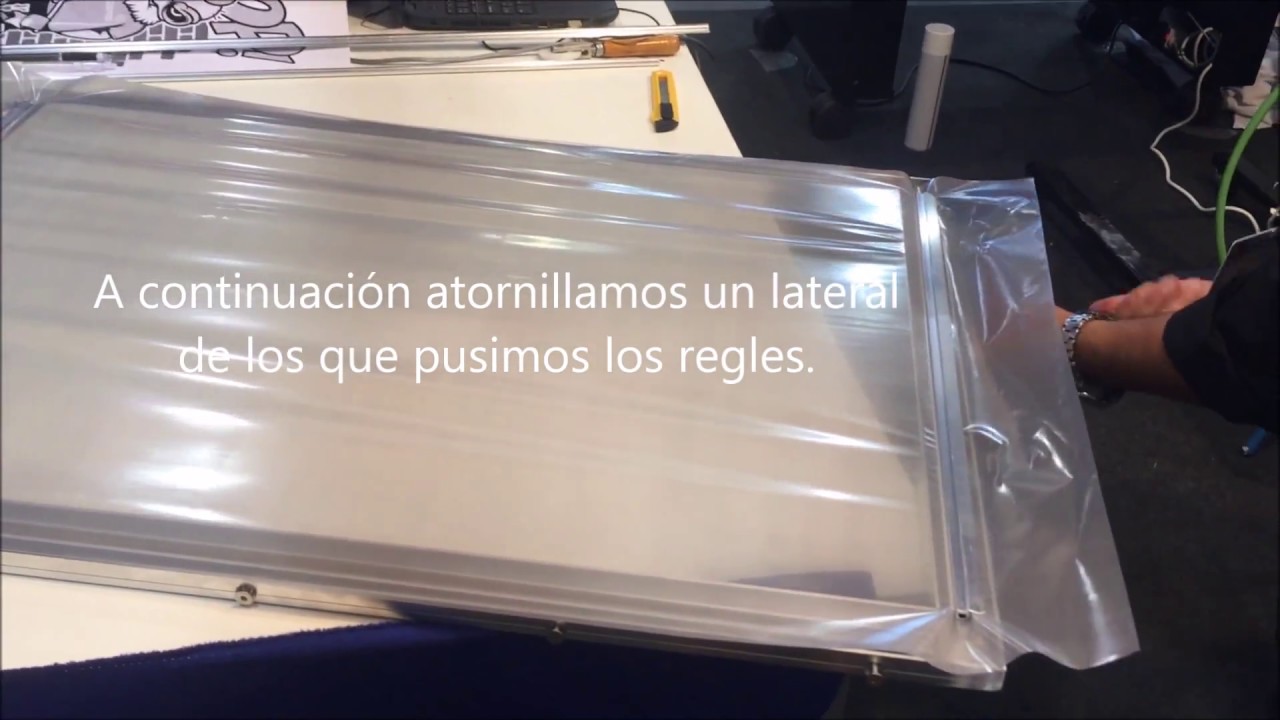 Marco con tornillos auto-tensinonable
