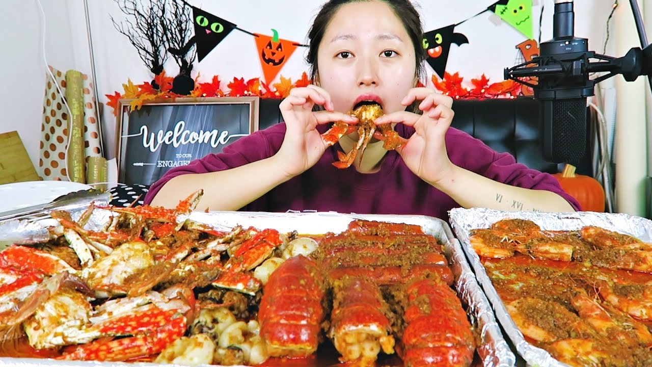 (recipe mukbang) SPICY SEAFOOD BOIL w. Blue crab, Lobster, Shrimp, Andouille, calamari Mukbang!