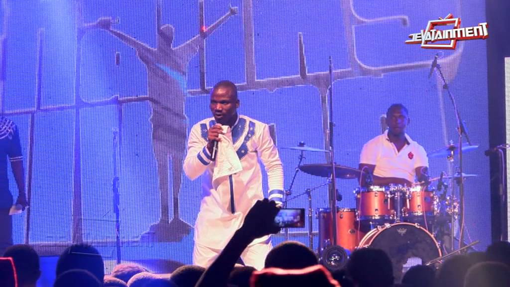 Francis Amo raises praises to another level @ Thanksgiving 2015