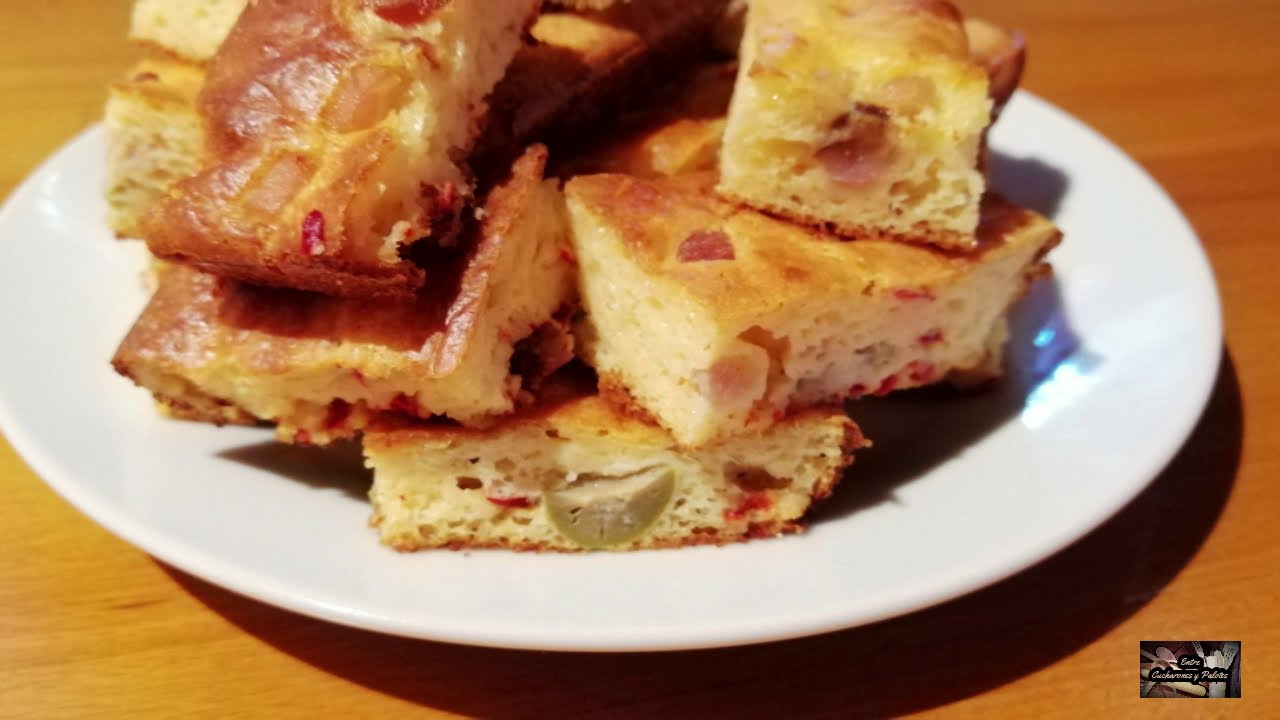 Facilísimo y en minutos !!! Faina de queso con morrón, aceitunas y panceta ahumada.....