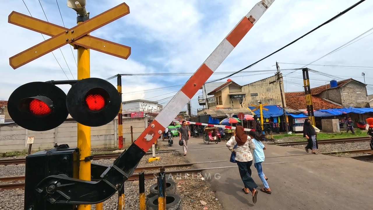 RAILWAY CROSSING 4 Kompilasi Perlintasan Kereta Api Cianjur