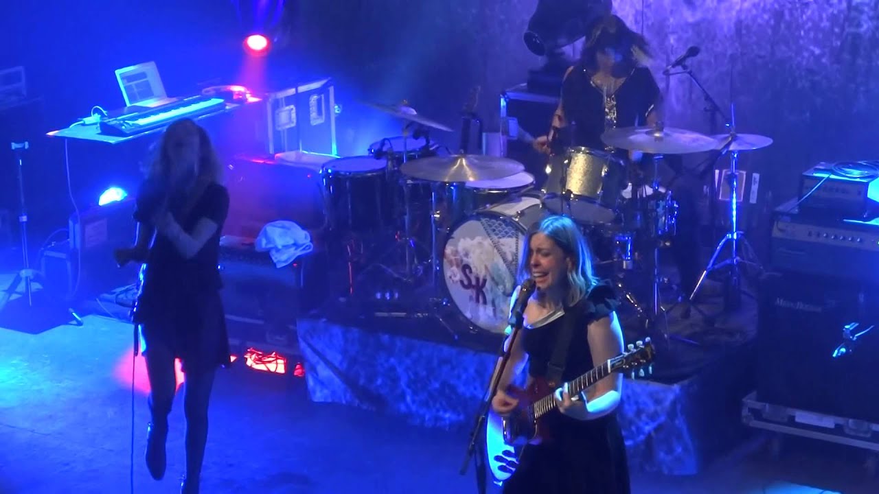 Sleater-Kinney - Dig Me Out (HD) Live In Paris 2015