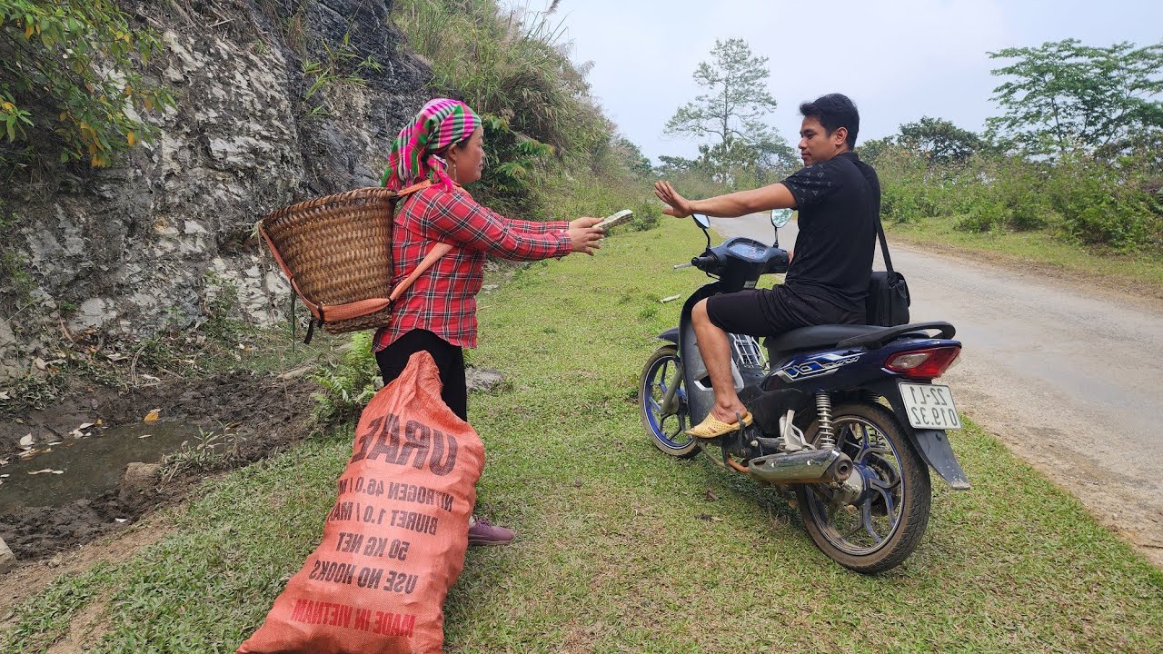 The girl who was picking up trash accidentally picked up money and returned it. Lý Thị Phương