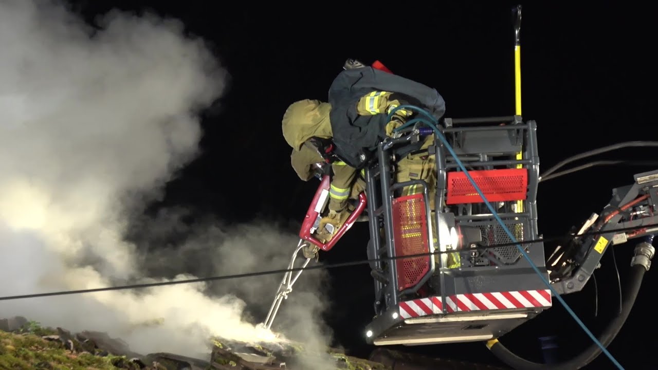 Dachstuhlbrand - Cobra-Löschsystem im Einsatz in Sankt Augustin-Hangelar am 13.02.25 + O-Ton