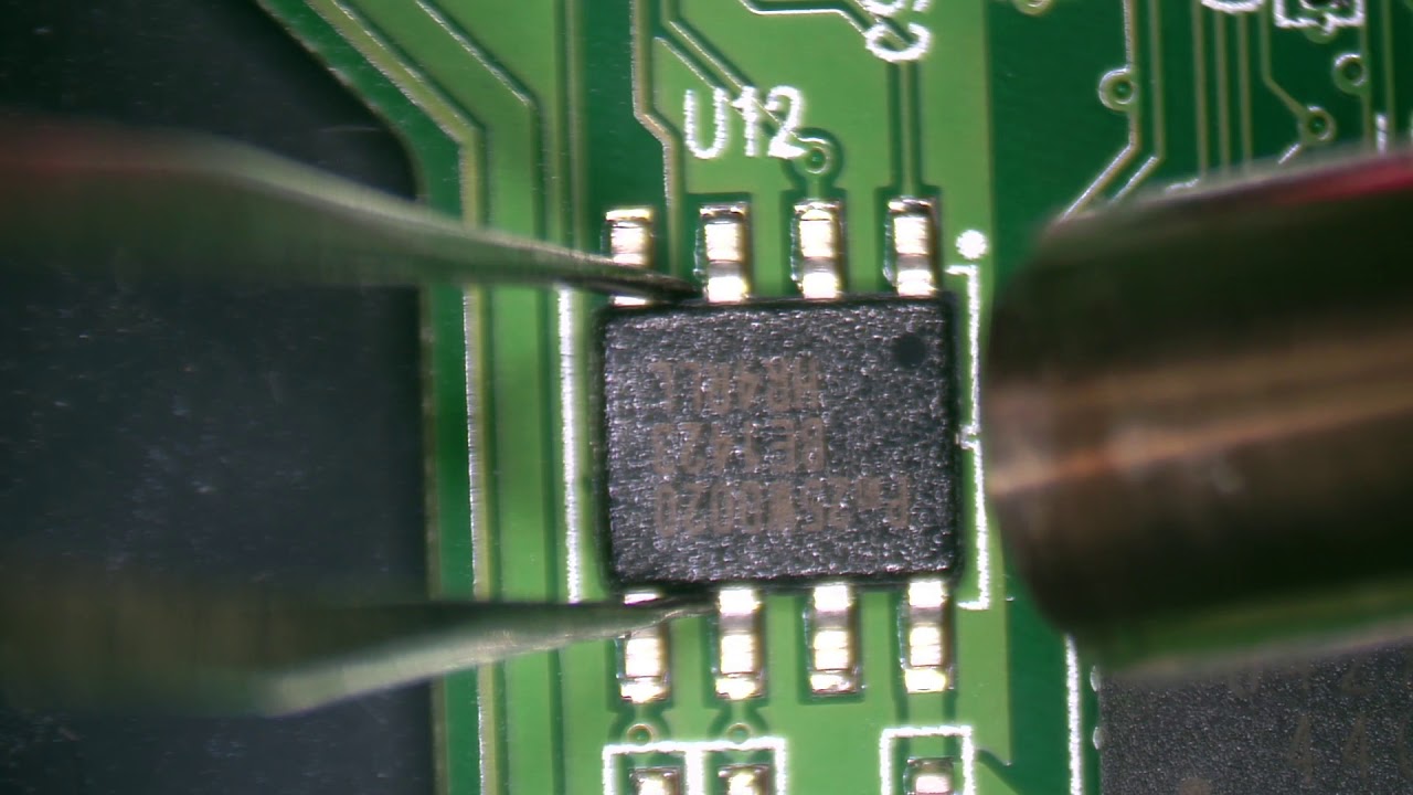 Замена микросхемы BIOS на печатной плате жесткого диска Western Digital.
