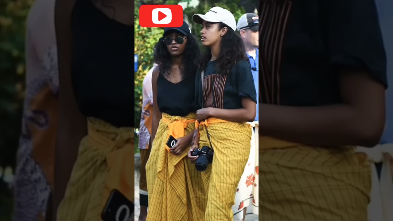 Sasha and Malia Obama with their parents ♥️♥️ 