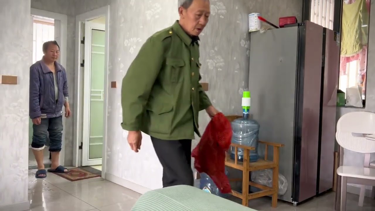 钟二老表给我抓了两只土鸡来，殷二还得叫爸爸过来帮忙才能得鸡吃，哎……#坐月子 #记录真实生活