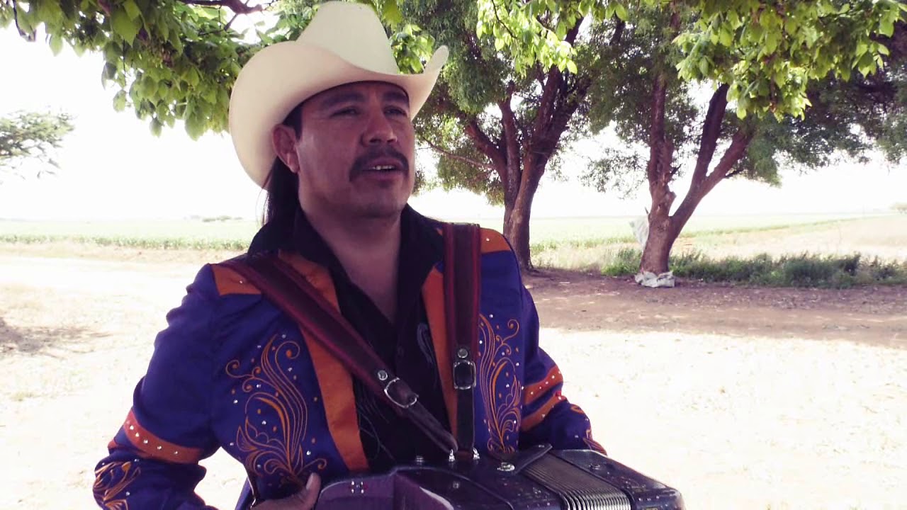 LAS CALLES DE TIERRA - Los Gallos De Mi Tierra (video oficial)