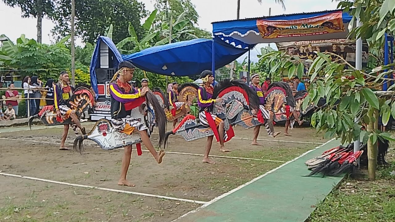 Tari pembukaan pagelaran seni kuda lumping di desa sidakangen #ebegpurbalingga @minplesiran 
