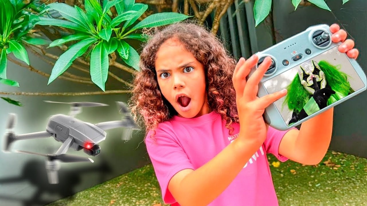 ESPIONEI O CORINGA COM O DRONE DO MEU PAI ! * ele est&aacute; nessa casa * 