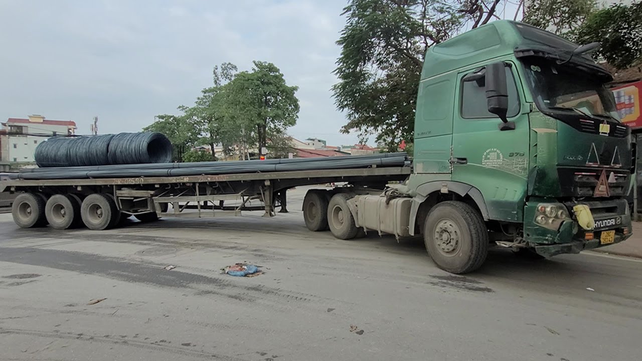 22-wheel Tractor Trailer Sticked on Crowded, Narrow Street and Can't Escape!