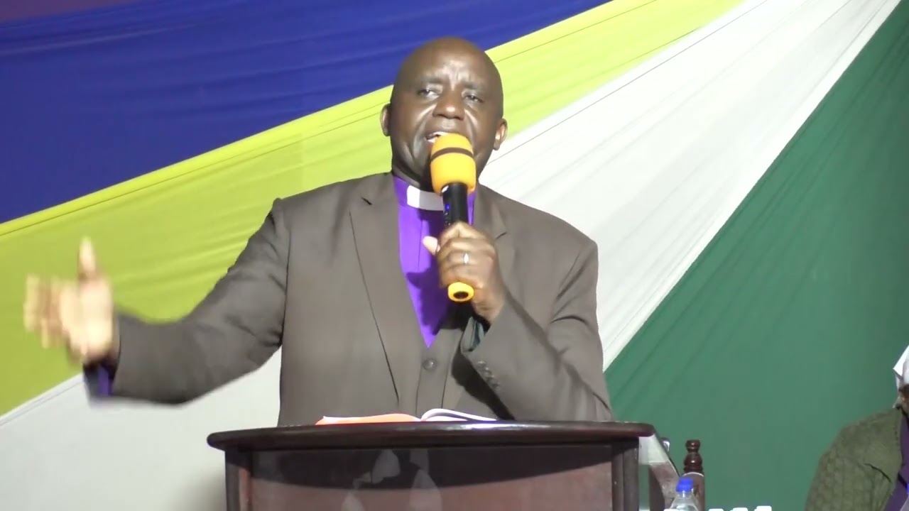 Imani na utii Elisha anachukua hatua rahisi ya imani, na Mungu anatenda muujiza