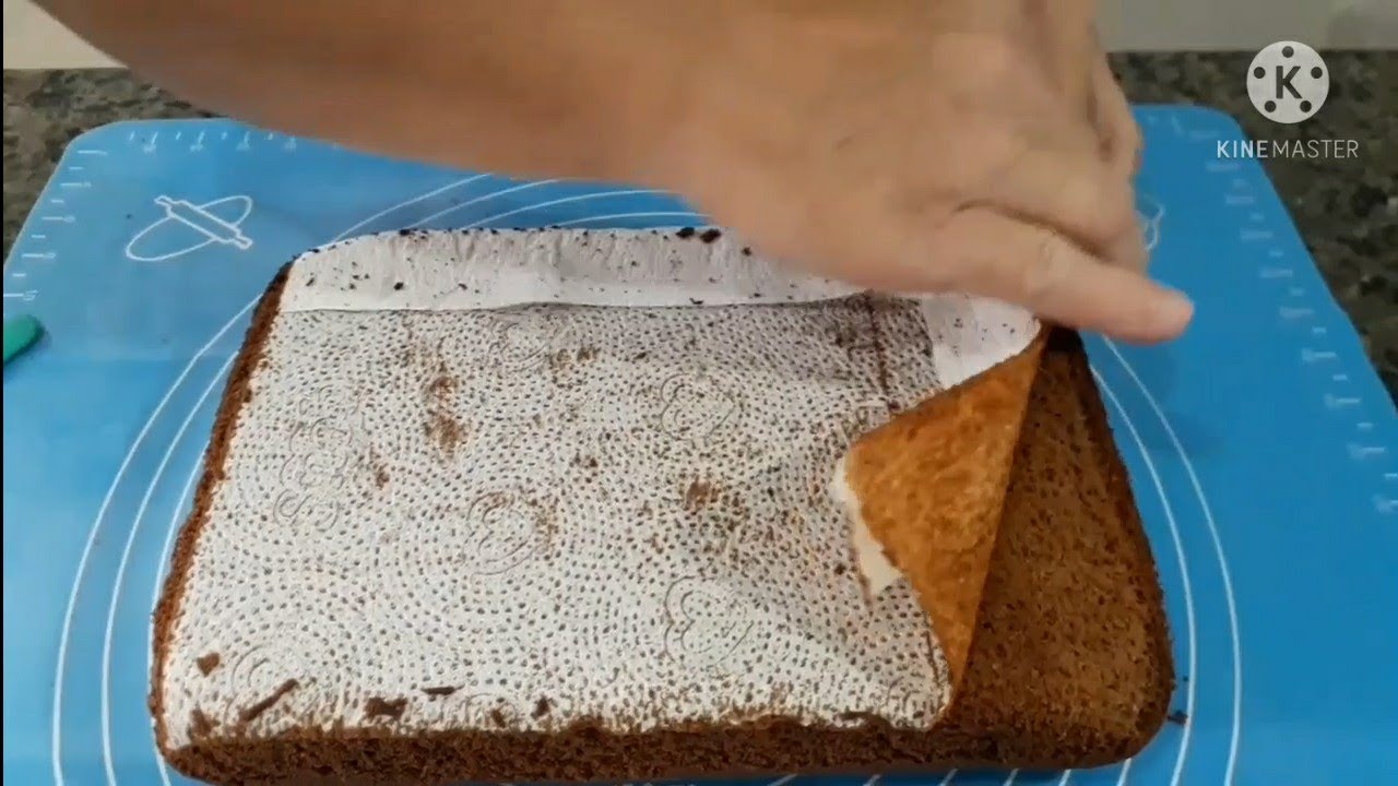 Como assar bolo com papel toalha.