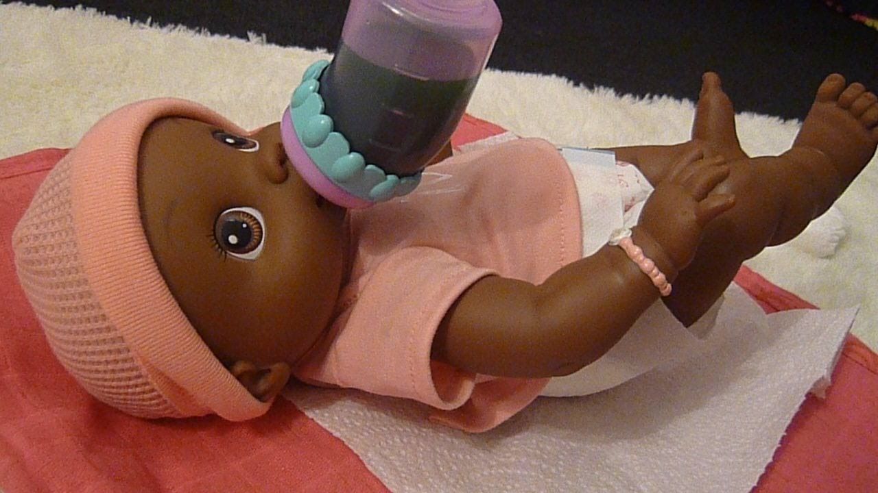 Feeding Baby Alive Wets N' Wiggles Kaitlynn!