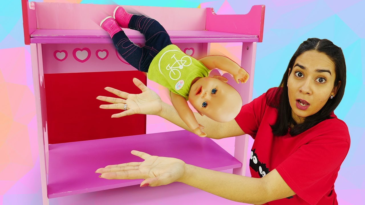 Puppen Video für Kinder. Baby Born fällt aus dem Bett. Spielspaß mit Valeria.