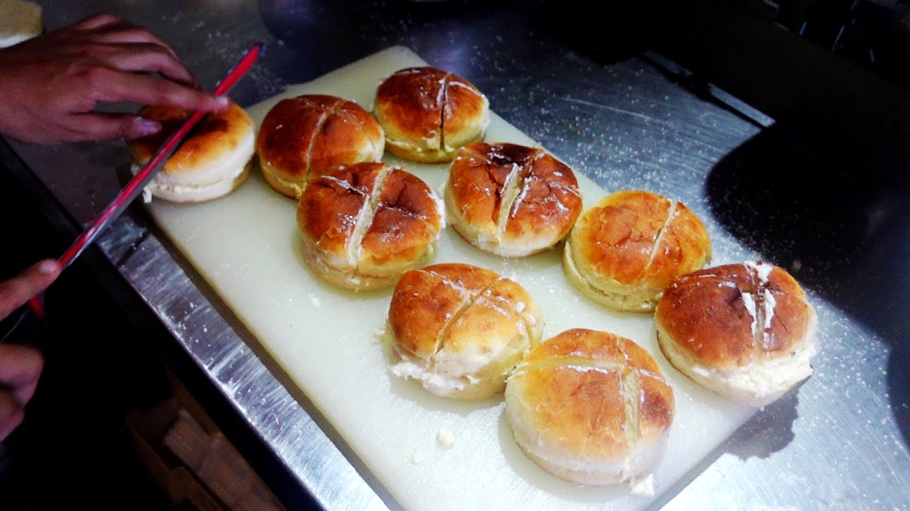 80 Years Old Famous Bun Maska at Begum Bazar | Bun Malai | Kesar Doodh | Chattu Ram Yadav Milk Shop