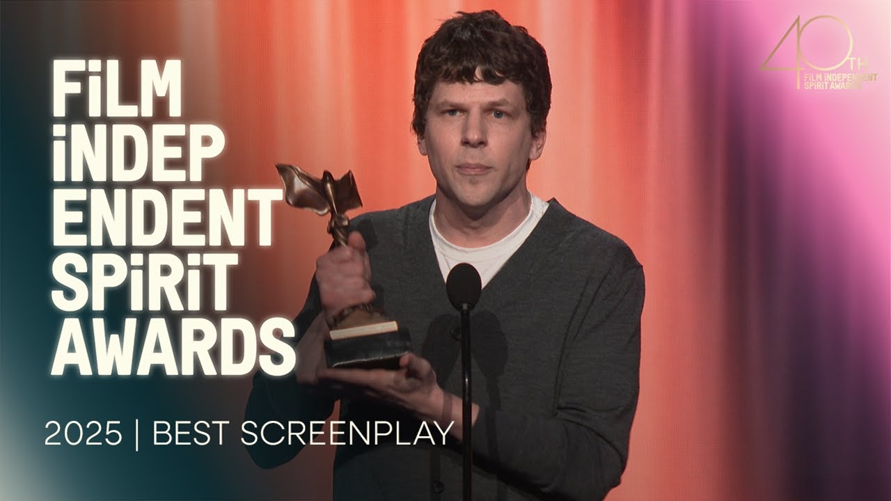 ДЖЕССИ АЙЗЕНБЕРГ побеждает в номинации «Лучший сценарий» на премии Film Independent Spirit Awards...