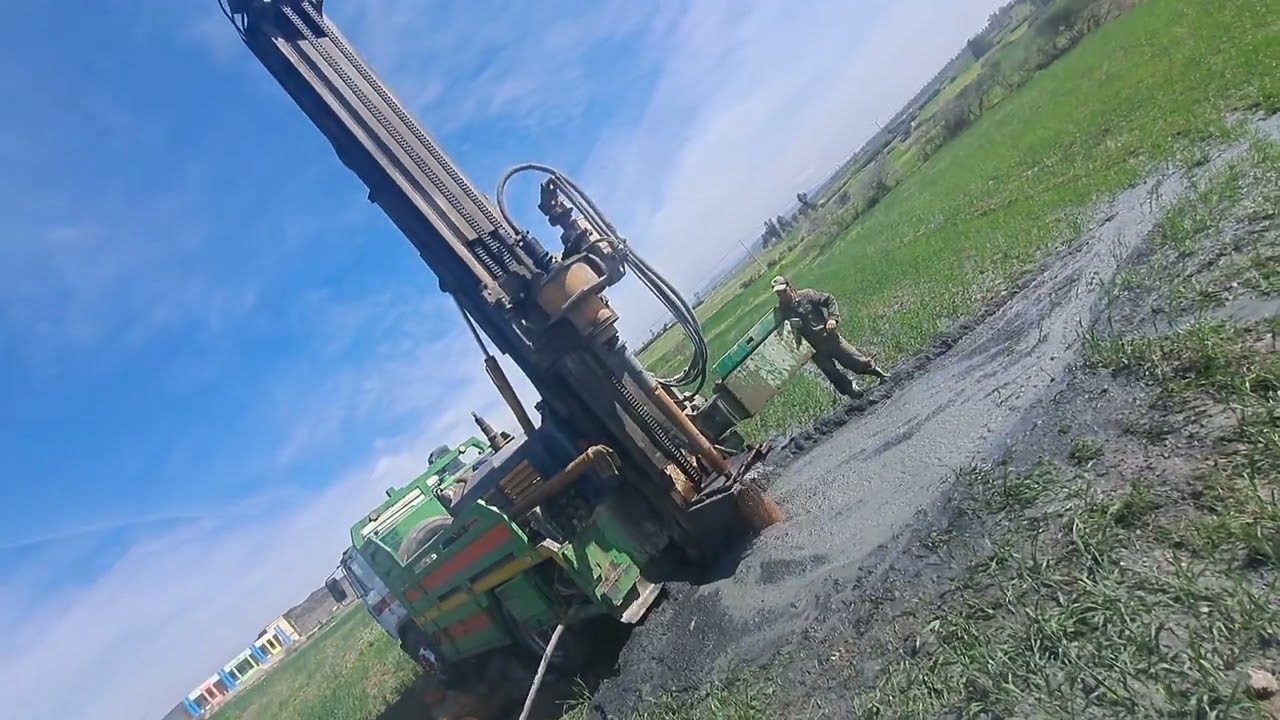 حفر بئر ماشاء الله شاهدوا نسبة المياه الموجودة ( وادي زم المغرب )0676618354  وادي زم
