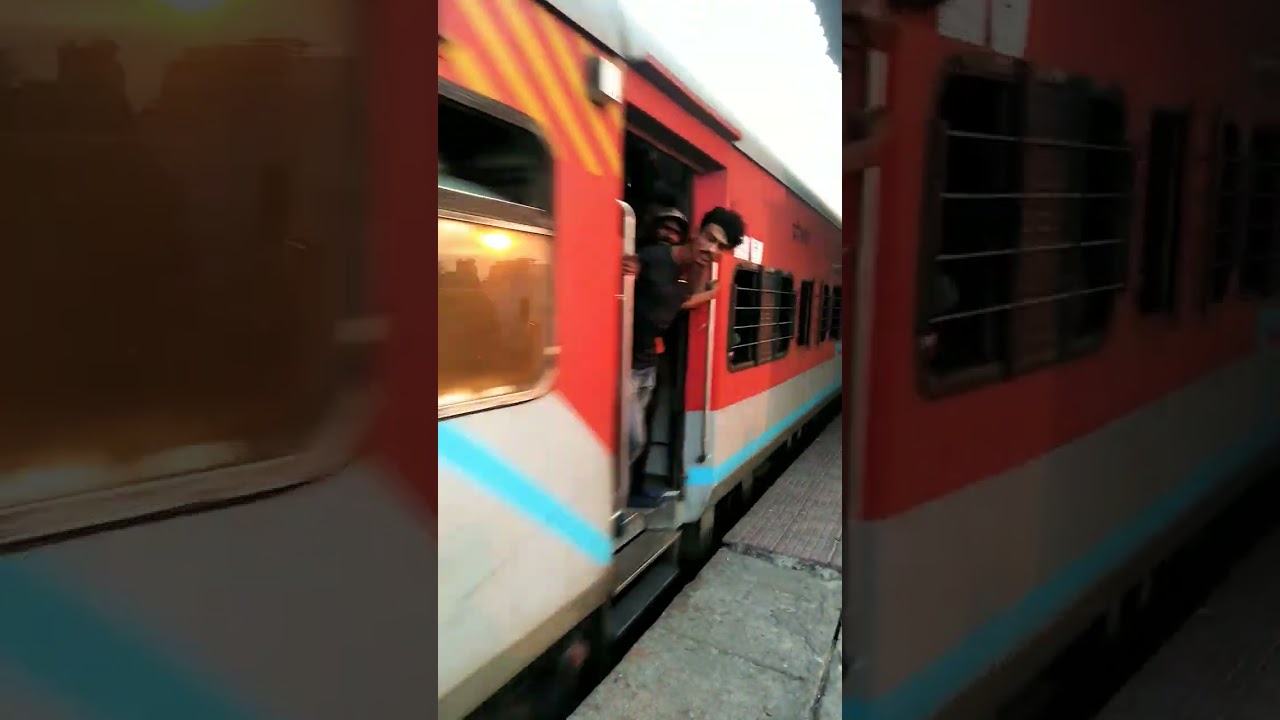 Ahemdabad Superfast Express 19484 Arrived Hajipur #infianrailways#bhartiyarail