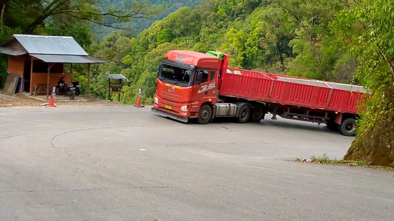 FAW Truck Loses Power While Climbing a Steep Hill